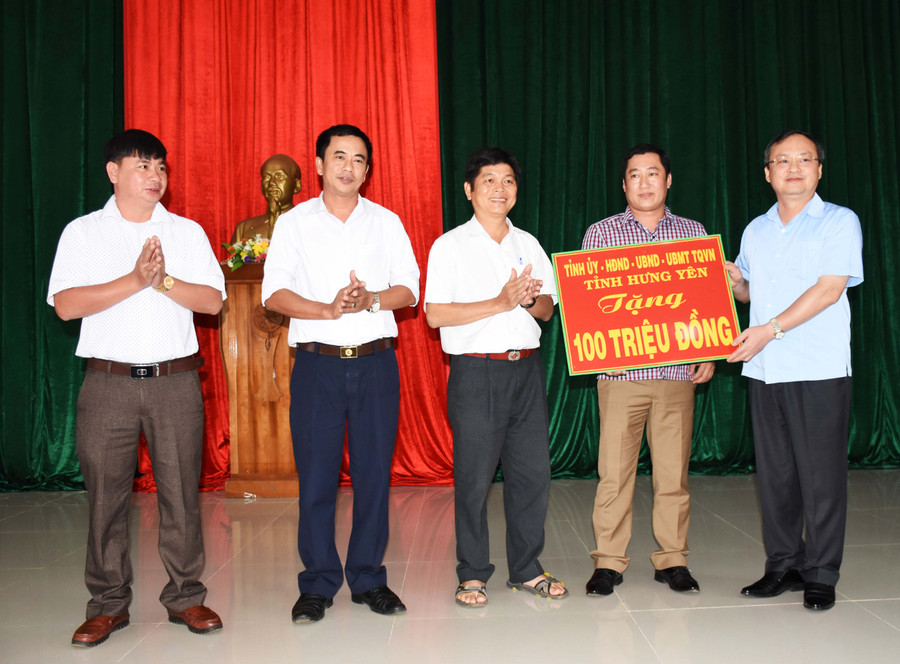 Bí thư Tỉnh ủy Hưng Yên Đỗ Tiến Sỹ tặng 100 triệu đồng cho người dân 2 xã Ia Lâu và Ia Piơr. Ảnh: M.N Tặng quà