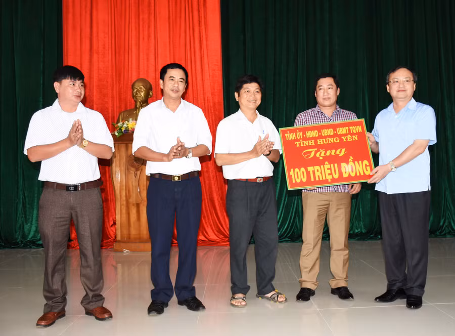 Bí thư Tỉnh ủy Hưng Yên Đỗ Tiến Sỹ tặng 100 triệu đồng cho người dân 2 xã Ia Lâu và Ia Piơr. Ảnh: M.N Tặng quà