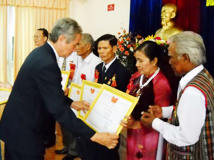 Khen thưởng người cao tuổi làm kinh tế giỏi. Ảnh: T.N