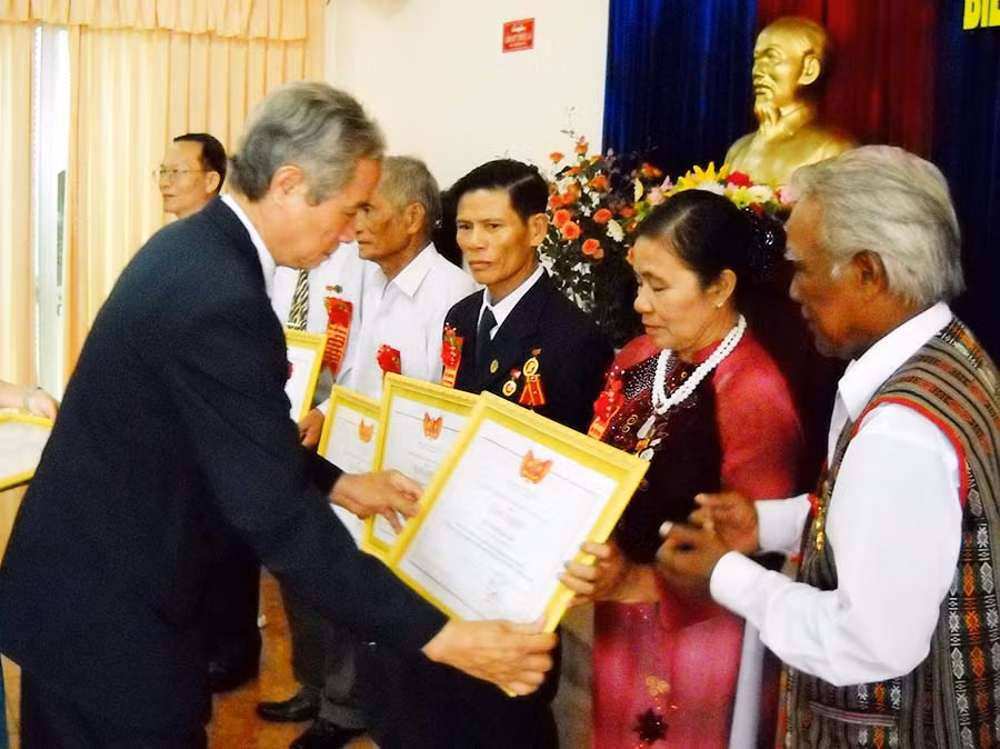 Khen thưởng người cao tuổi làm kinh tế giỏi. Ảnh: T.N