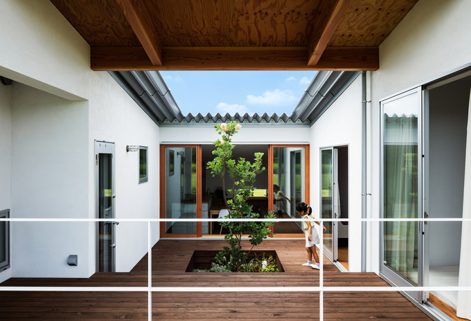  Các phòng và các khu vực sinh hoạt được bố trí cùng quay mặt ra sân, giúp các thành viên trong gia đình có nhiều cơ hội giao tiếp với nhau hơn.