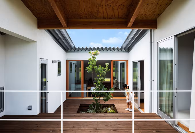  Các phòng và các khu vực sinh hoạt được bố trí cùng quay mặt ra sân, giúp các thành viên trong gia đình có nhiều cơ hội giao tiếp với nhau hơn.