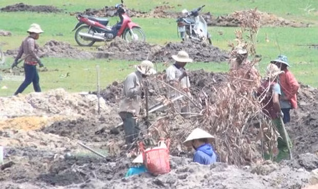 Hàng trăm người dân đổ xô về lòng hồ thủy điện Sông Hinh để đào đá đen
