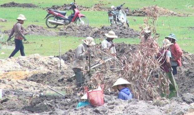 Hàng trăm người dân đổ xô về lòng hồ thủy điện Sông Hinh để đào đá đen Hàng trăm người dân đổ xô về lòng hồ thủy điện Sông Hinh để đào đá đen