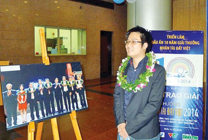 Ngô Xuân Huy nhận giải thưởng Nhân tài Ðất Việt 2014.