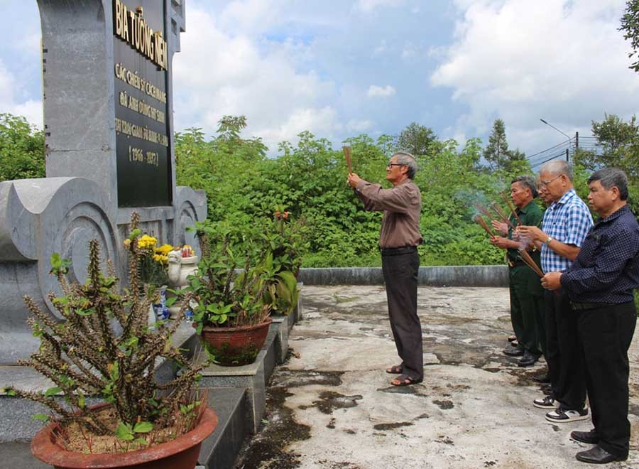 Các cựu tù chính trị yêu nước thắp hương tại Bia tưởng niệm Trại giam tù binh Pleiku. Ảnh: T.B