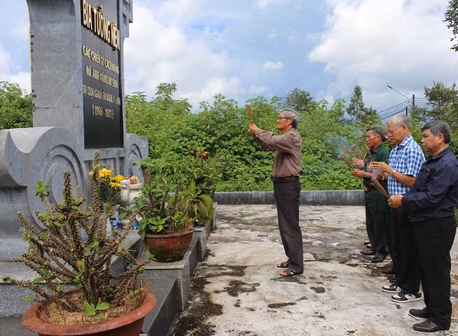 Các cựu tù chính trị yêu nước thắp hương tại Bia tưởng niệm Trại giam tù binh Pleiku. Ảnh: T.B