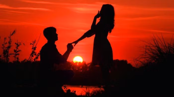 Trong lúc mình vô cùng lo lắng, buồn bã, thất vọng, thì anh lại kiên quyết thể hiện tình cảm với mình