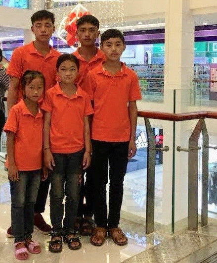 Những đứa con nuôi rạng rỡ trong trang phục mới được vợ ông Phạm Thái Hòa dẫn đi chơi và mua sắm ở TP.Sơn La tháng 7.2018 ẢNH: LÒ THOẠI