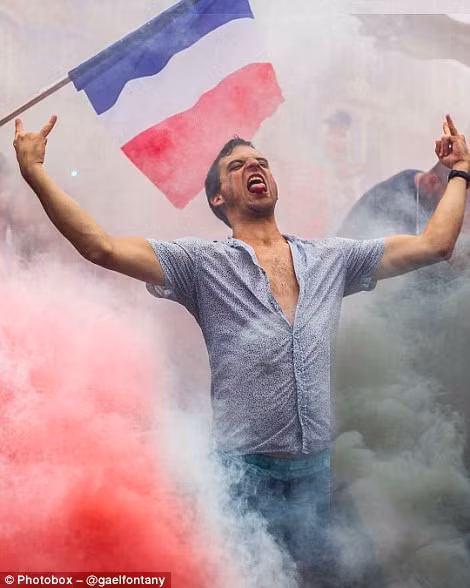  Một cổ động viên bóng đá của Pháp trong trận chung kết năm 2018