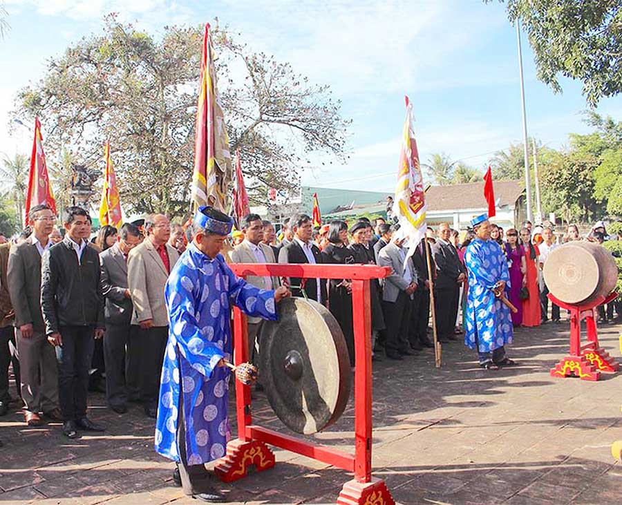 Làm lễ trước Tổ đình. Ảnh: Q.T