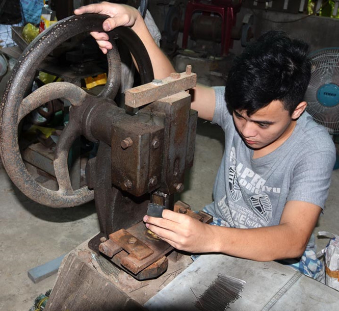 Công đoạn cắt ngạnh lưỡi câu ẢNH: HOÀNG PHƯƠNG