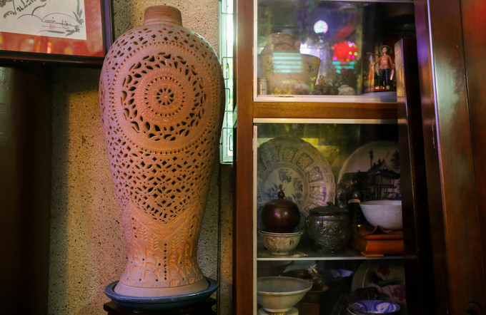 Chiếc bình của dân tộc Chăm có niên đại khoảng thế kỷ 19 được trưng bày trong phòng khách. Chiếc bình của dân tộc Chăm có niên đại khoảng thế kỷ 19 được trưng bày trong phòng khách.
