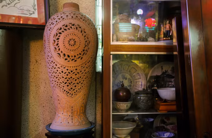 Chiếc bình của dân tộc Chăm có niên đại khoảng thế kỷ 19 được trưng bày trong phòng khách.
