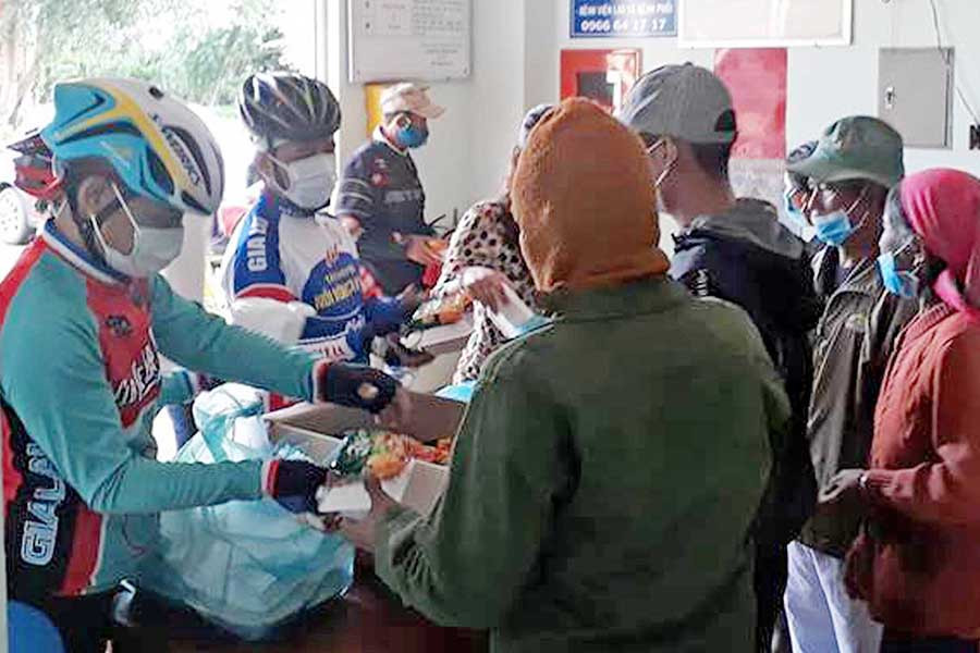  Câu lạc bộ Xe đạp Gia Lai tặng quà cho người dân khó khăn. Ảnh: S.C