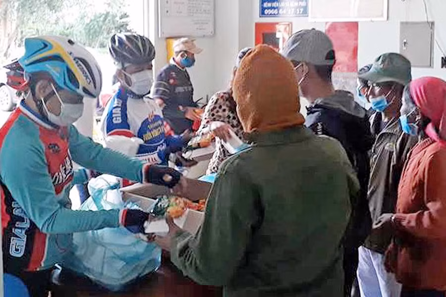  Câu lạc bộ Xe đạp Gia Lai tặng quà cho người dân khó khăn. Ảnh: S.C