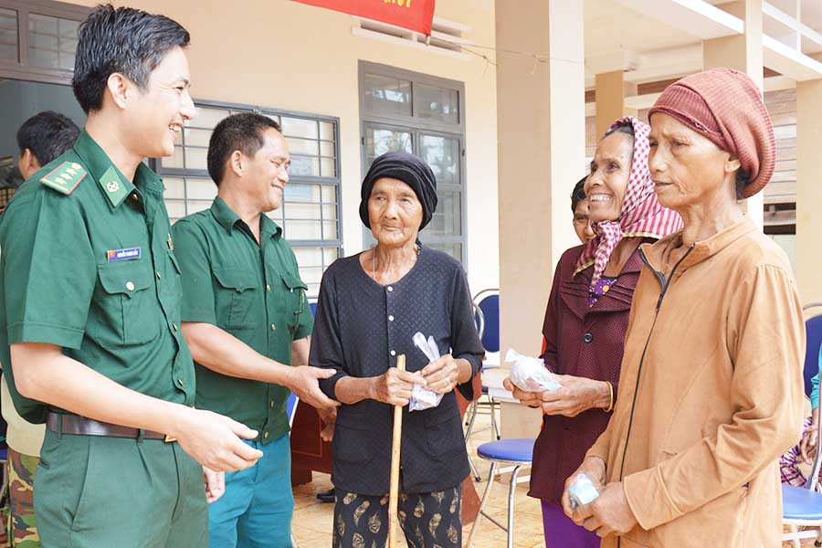 Bộ đội Biên phòng tuyên truyền, vận động nhân dân khu vực biên giới. Ảnh: P.D