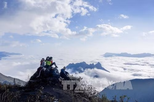 Du khách trong hành trình chinh phục đỉnh cao ở Bát Xát. Ảnh: Cao Hương/TTXVN