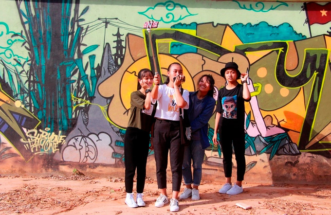 Nhà cách con đường bích họa hơn 10 km, nhóm học sinh lớp 11 trường THPT Phan Đăng Lưu (huyện Phú Vang) cũng tìm đến tham quan.