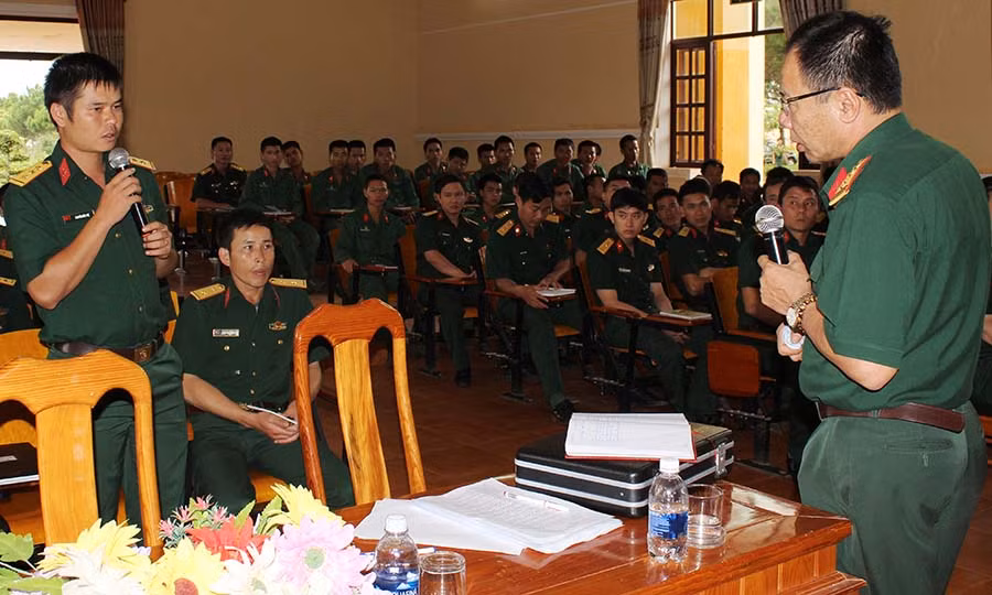 Đoàn kiểm tra đối thoại trực tiếp với cán bộ, chiến sĩ. Ảnh: Vĩnh Hoàng