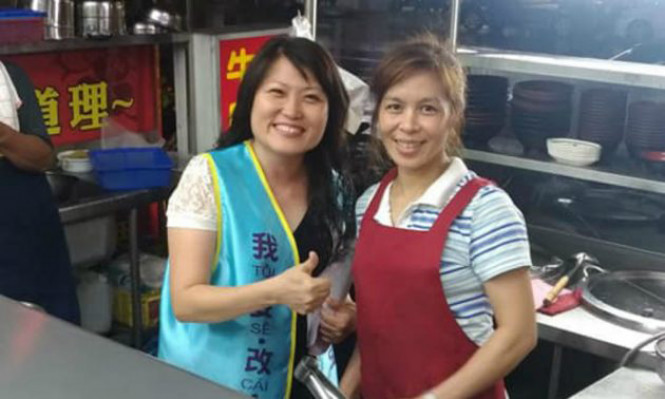 Cô Diao Yu Hong bên một phụ nữ nhập cư ở địa phương