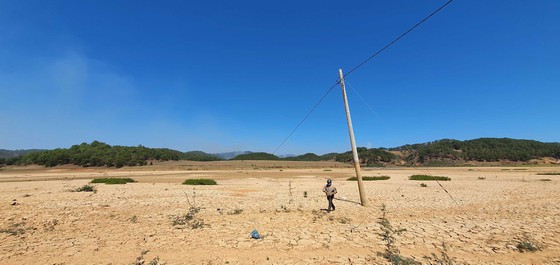 Nguồn nước bổ sung sụt giảm mạnh do đang vào mùa khô và do diện tích canh tác của người dân quanh hồ ngày càng tăng. Ảnh: ĐOÀN KIÊN Nguồn nước bổ sung sụt giảm mạnh do đang vào mùa khô và do diện tích canh tác của người dân quanh hồ ngày càng tăng. Ảnh: ĐOÀN KIÊN