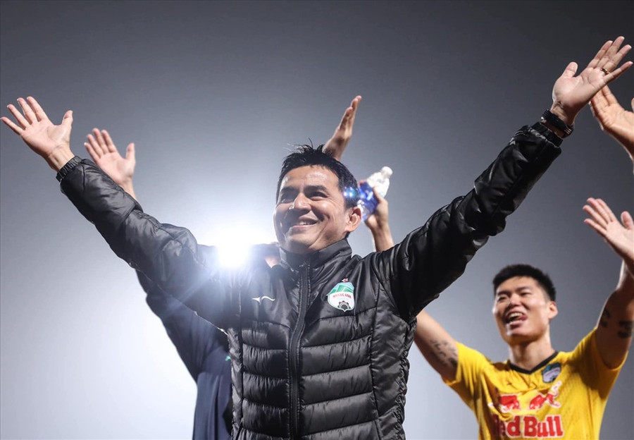 Huấn luyện viên Kiatisak đang giúp cho Hoàng Anh Gia Lai có tinh thần tốt hơn. Ảnh: Như Đạt