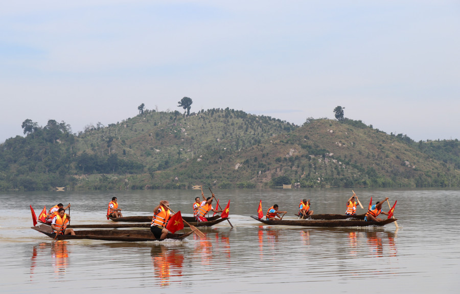 Huyện Ia Grai tổ chức hội đua thuyền độc mộc trên sông Pô Cô để thu hút khách du lịch. Ảnh: Phương Linh Huyện Ia Grai tổ chức hội đua thuyền độc mộc trên sông Pô Cô để thu hút khách du lịch. Ảnh: Phương Linh