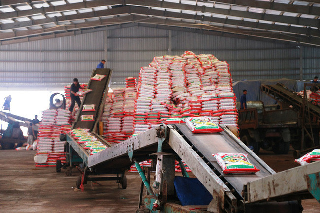 Công ty CP Supe Phốt phát và Hóa chất Lâm Thao nỗ lực sản xuất phân bón đáp ứng nhu cầu khách hàng, sản xuất tới đâu tiêu thụ hết đến đó. Ảnh: T.L