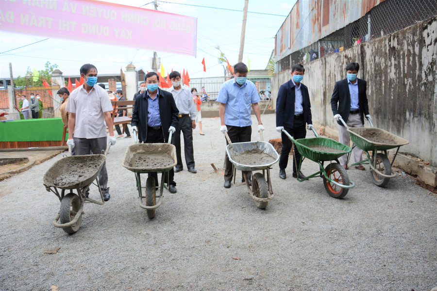 Lãnh đạo tỉnh, huyện và thị trấn Đăk Hà ra quân đầu năm mới tại tổ dân phố 3. Ảnh: M.T