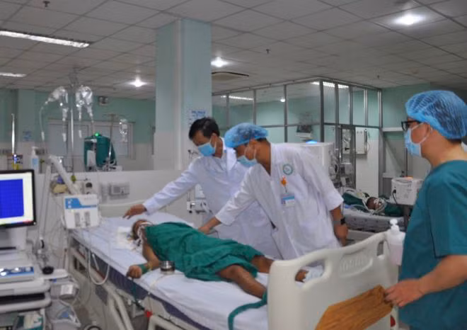 Các bác sĩ đang tiếp tục điều trị cho các ca bệnh nghi ngộ độc tại làng Kon Du, xã Măng Cành, H.Kon Plông, Kon Tum. ẢNH: ĐỨC NHẬT