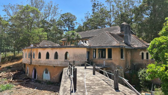 Phía sau tu viện cổ vừa xảy ra tai nạn làm 2 công nhân tử vong - ẢNH: LÂM VIÊN  Phía sau tu viện cổ vừa xảy ra tai nạn làm 2 công nhân tử vong - ẢNH: LÂM VIÊN