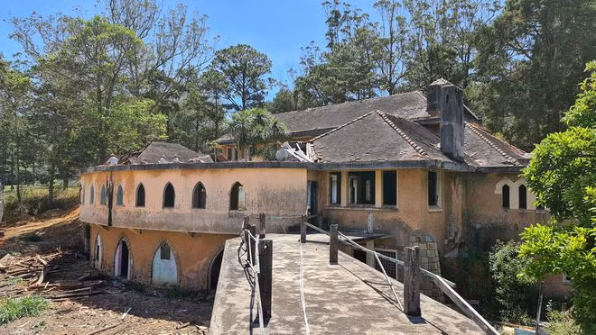  Phía sau tu viện cổ vừa xảy ra tai nạn làm 2 công nhân tử vong - ẢNH: LÂM VIÊN