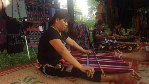 Các nghệ nhân A Lưới (Thừa Thiên – Huế) trình diễn kỹ nghệ dệt Zèng- Di sản văn hóa phi vật thể quốc gia tại ngày khai mạc Festival nghề truyền thống Huế 2019. Ảnh: VĂN THẮNG Các nghệ nhân A Lưới (Thừa Thiên – Huế) trình diễn kỹ nghệ dệt Zèng- Di sản văn hóa phi vật thể quốc gia tại ngày khai mạc Festival nghề truyền thống Huế 2019. Ảnh: VĂN THẮNG