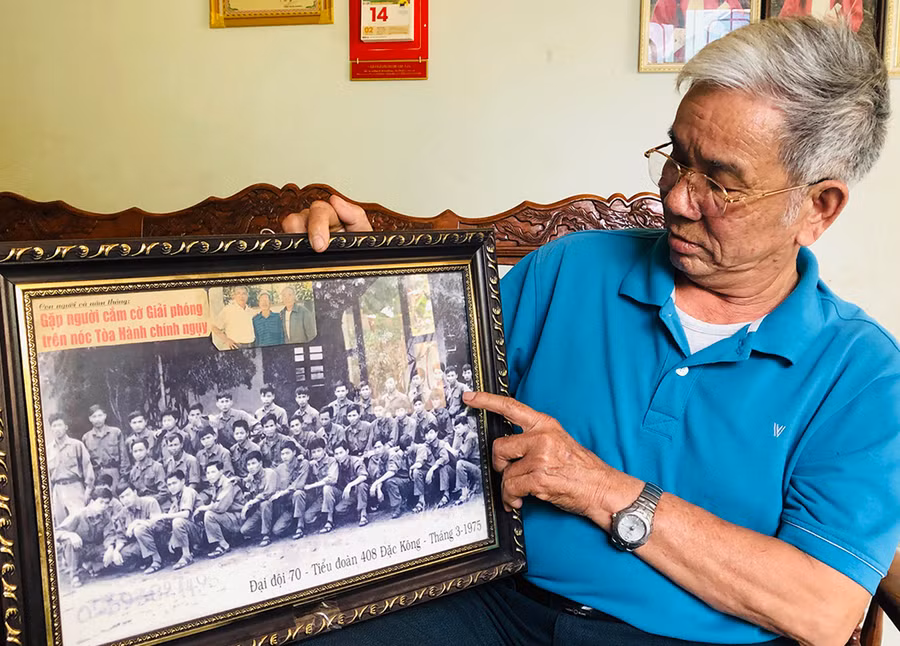 Cựu binh Lê Mạnh Hùng đang nhắc nhớ đến các đồng đội Tiểu đoàn đặc công 408. Ảnh: Pha Lài