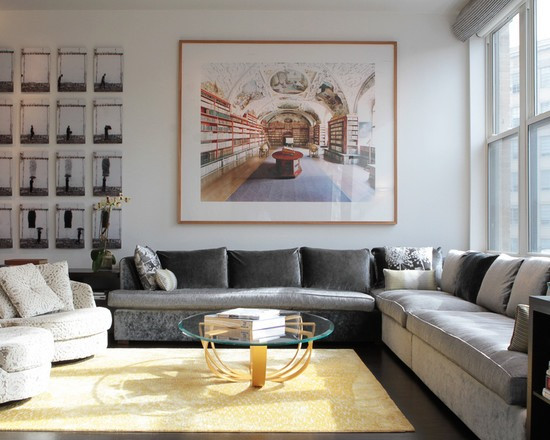 Bức tranh lớn làm điểm nhấn cho căn phòng. Đồ họa: Phương Duy