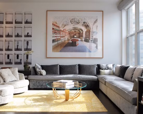 Bức tranh lớn làm điểm nhấn cho căn phòng. Đồ họa: Phương Duy