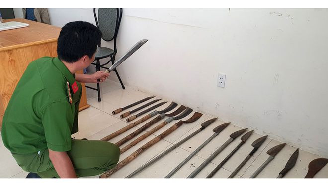 Hung khí mà 2 nhóm thanh, thiếu niên sử dụng trong vụ hỗn chiến. ẢNH: TRÙNG DƯƠNG