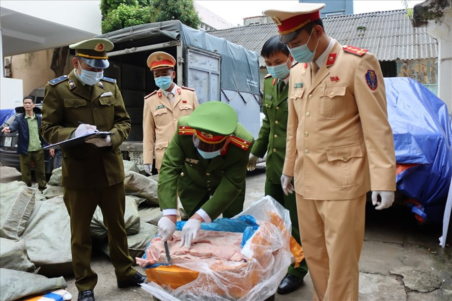  3,3 tấn hàng hóa là nầm lợn có dấu hiệu mốc, hỏng đang trên đường tiêu thụ bị lực lượng chức năng bắt giữ. Ảnh: QLTT