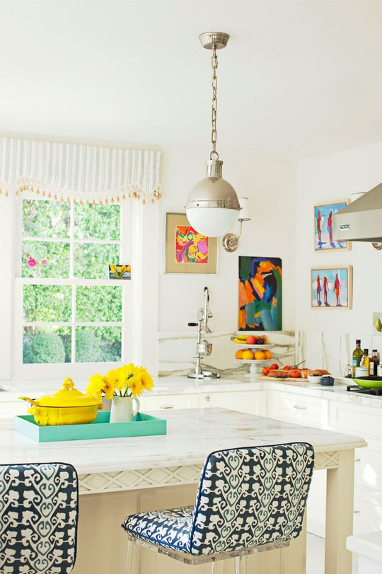 Hoạ tiết: Đặc trưng của mùa hè là sự vui tươi, rực rỡ bởi vậy bạn có thể nhấn nhá hoạ tiết vào trong căn nhà: chiếc ghế có hoạ tiết độc đáo, tranh treo tường, các món đồ trong bếp có màu sắc nổi bật... Hoạ tiết: Đặc trưng của mùa hè là sự vui tươi, rực rỡ bởi vậy bạn có thể nhấn nhá hoạ tiết vào trong căn nhà: chiếc ghế có hoạ tiết độc đáo, tranh treo tường, các món đồ trong bếp có màu sắc nổi bật...