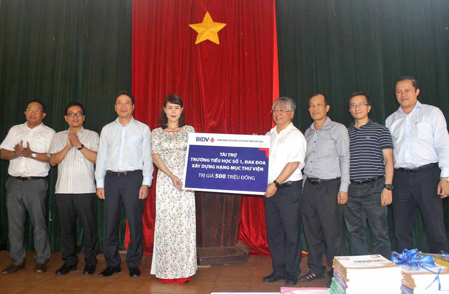 BIDV trao tặng 500 triệu đồng xây dựng thư viện Trường Tiểu học số 1 thị trấn Đak Đoa. Ảnh: Hải Bình BIDV trao tặng 500 triệu đồng xây dựng thư viện Trường Tiểu học số 1 thị trấn Đak Đoa. Ảnh: Hải Bình