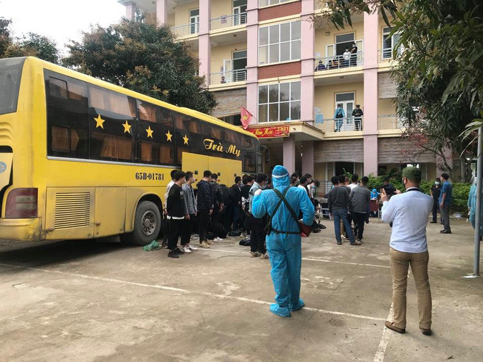 Hiện lực lượng chức năng đang tạm giữ xe khách cùng những người liên quan - Ảnh: Đ. Thanh