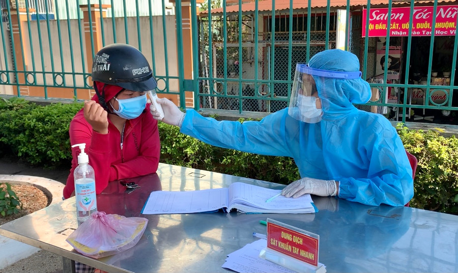 Bệnh viện Quân y 211 triển khai phân luồng, sàng lọc bệnh nhân ngay từ cổng vào. Ảnh: Như Nguyện