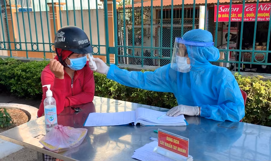 Bệnh viện Quân y 211 triển khai phân luồng, sàng lọc bệnh nhân ngay từ cổng vào. Ảnh: Như Nguyện