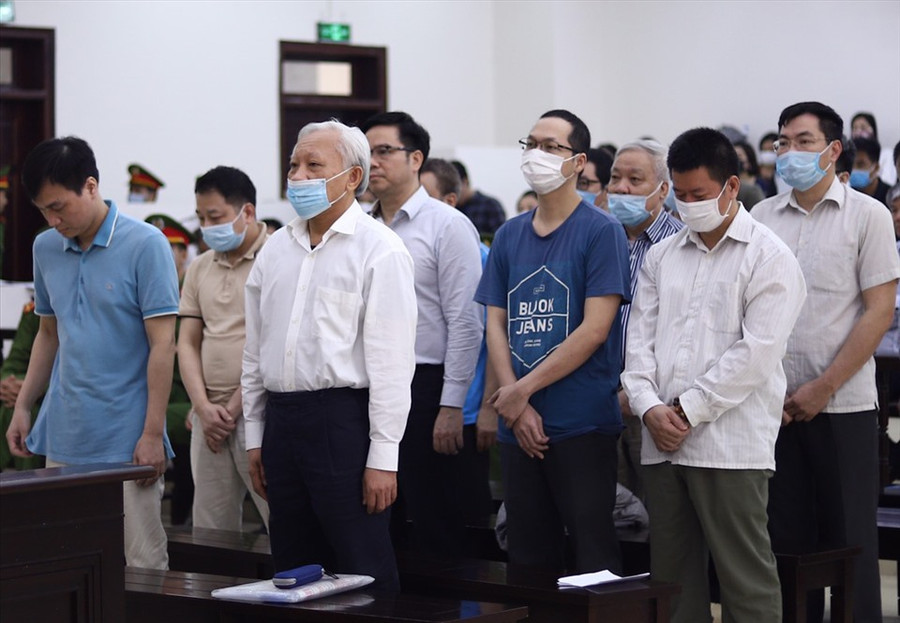 Các bị cáo trong vụ án sai phạm xảy ra tại GPBank nghe toà tuyên án. Ảnh: V.Dũng.