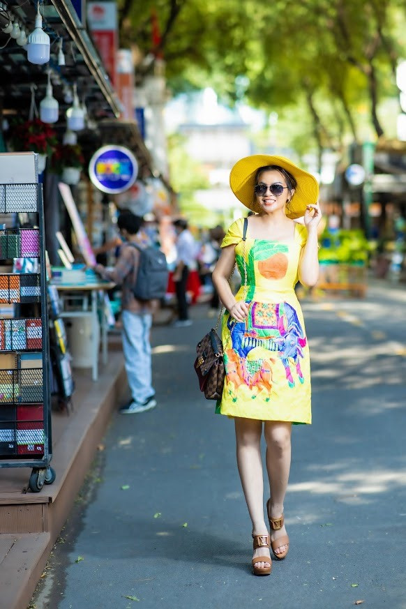 Người đẹp cũng kịp lưu lại những khoảnh khắc đẹp tại con phố này.