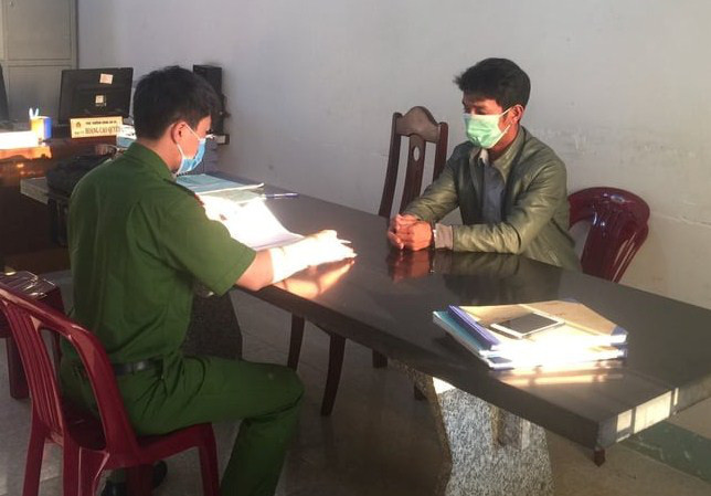  Đối tượng Trần Văn Tam tại cơ quan công an