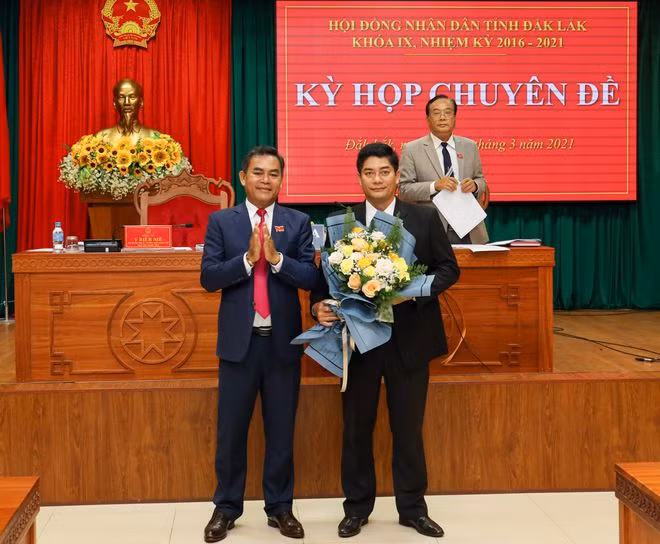 Ông Y Vinh Tơr (phải) được bầu bổ sung làm Phó chủ tịch HĐND tỉnh Đắk Lắk. ẢNH: NGUYÊN BÌNH