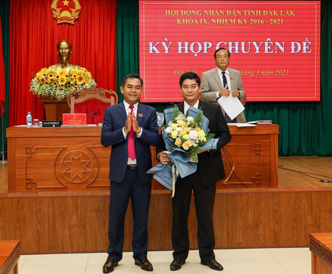 Ông Y Vinh Tơr (phải) được bầu bổ sung làm Phó chủ tịch HĐND tỉnh Đắk Lắk. ẢNH: NGUYÊN BÌNH Ông Y Vinh Tơr (phải) được bầu bổ sung làm Phó chủ tịch HĐND tỉnh Đắk Lắk. ẢNH: NGUYÊN BÌNH