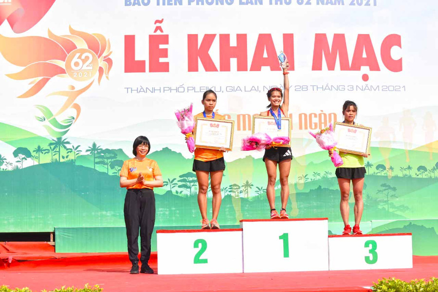 phó chủ tịch ủy ban nhân dân tỉnh trao giải cho VĐV 42 km nữ